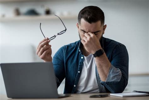 Žmogus, žiūrintis į didelę telefono sąskaitą