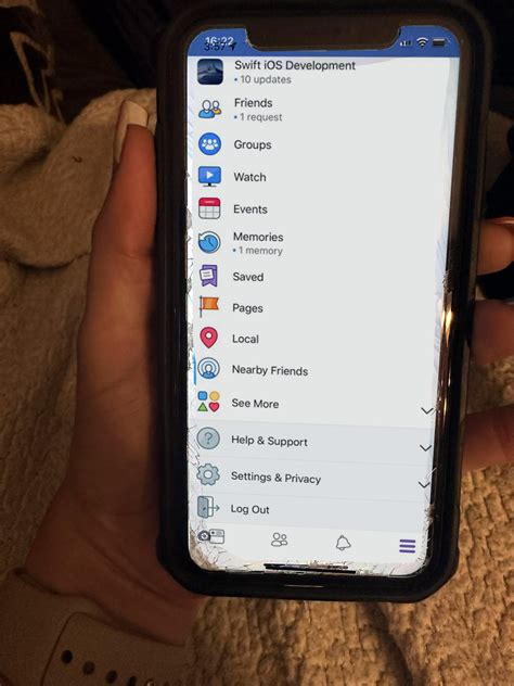 Žmogus, bandantis prisijungti prie Wi-Fi tinklo su iPhone