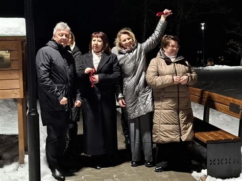 Mobiliojo telefono ryšio simbolis su pasaulio žemėlapiu