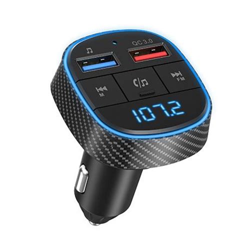 Žmogus, naudojantis Bluetooth garso siųstuvą automobilyje, kad klausytųsi muzikos